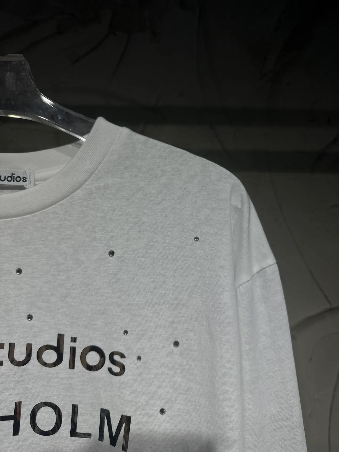 Acne Studios New Arrival North America Limited Laser Silver Silver Series Long Sleeve Hot Diamond T-Shirt Acne Studios Highest Edition Long Sleeve Series Long Sleeve T-shirt is one that you can’t help but love. The long-sleeved T os version is not picky. The snowflake cotton fabric feels soft and smooth and is not easy to wash. The fabric has been treated so it is stronger than the Quality counter. It can be used as sun protection clothing in summer. The same fabric as the original version is relatively thin. The feel and count are in place. The fried yellowing effect is cool. The printing effect is also in place. Details are online for comparison. 1 color and four sizes #long-sleeved T-shirt # #acne Color: White Black Size: S M LXL